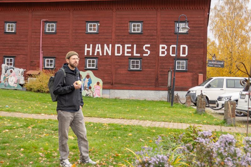 Den historiska handelsboden med sin karaktäristiska röda träfasad är en del av områdets kulturmiljö och påminner om livet förr.